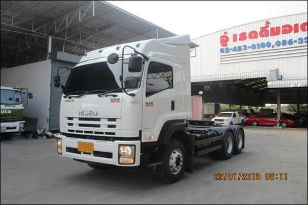 รถบรรทุก Isuzu สีขาว จอดอยู่หน้าศูนย์ซ่อมสีตัวถังมาตรฐาน